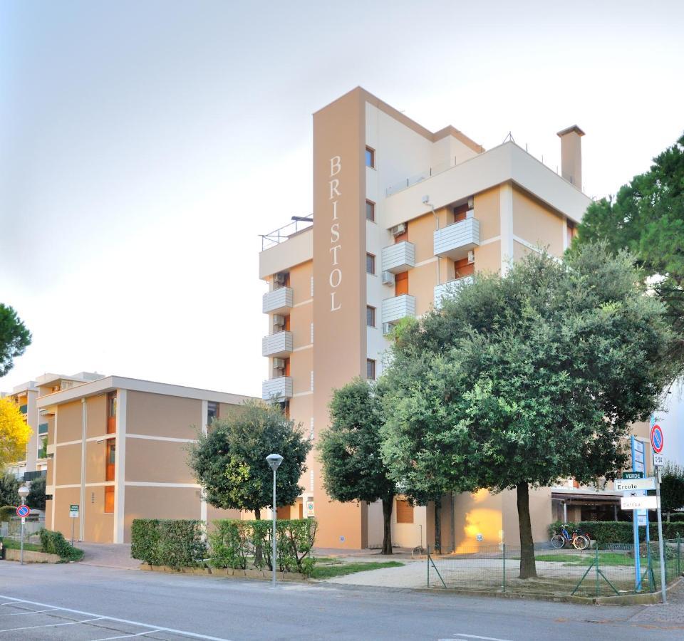 Condominio Bristol Бибионе Экстерьер фото