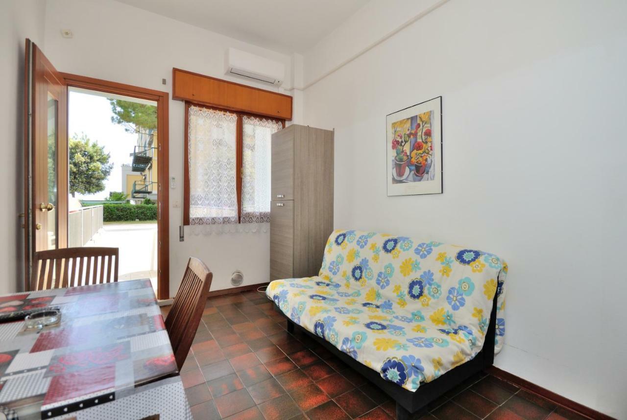 Condominio Bristol Бибионе Экстерьер фото
